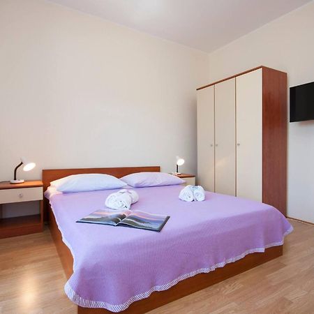 Family Apartments & Rooms Mikelin Primošten Eksteriør bilde