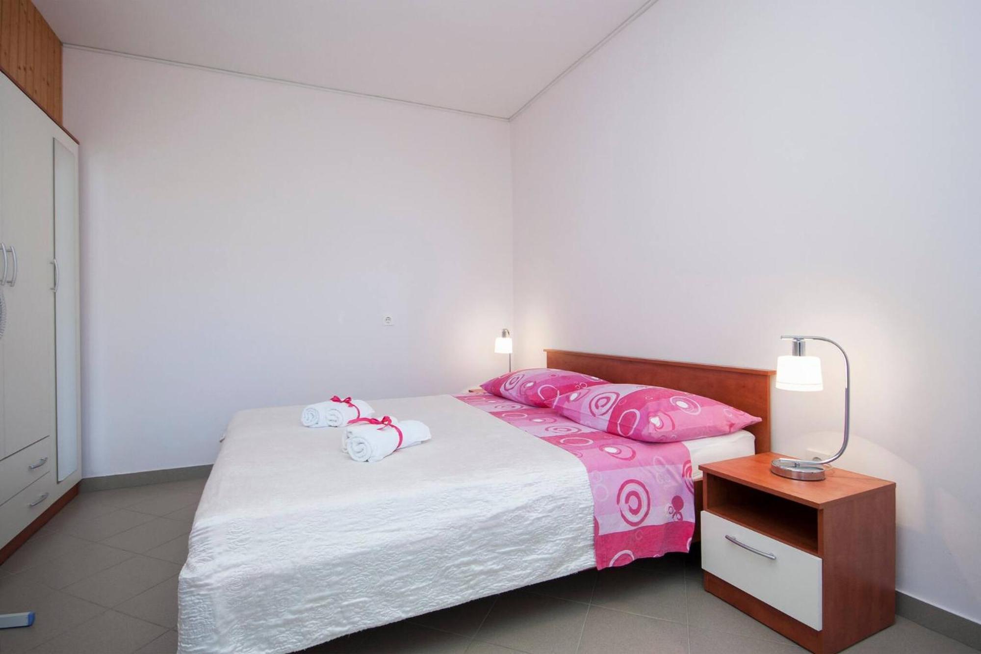 Family Apartments & Rooms Mikelin Primošten Eksteriør bilde