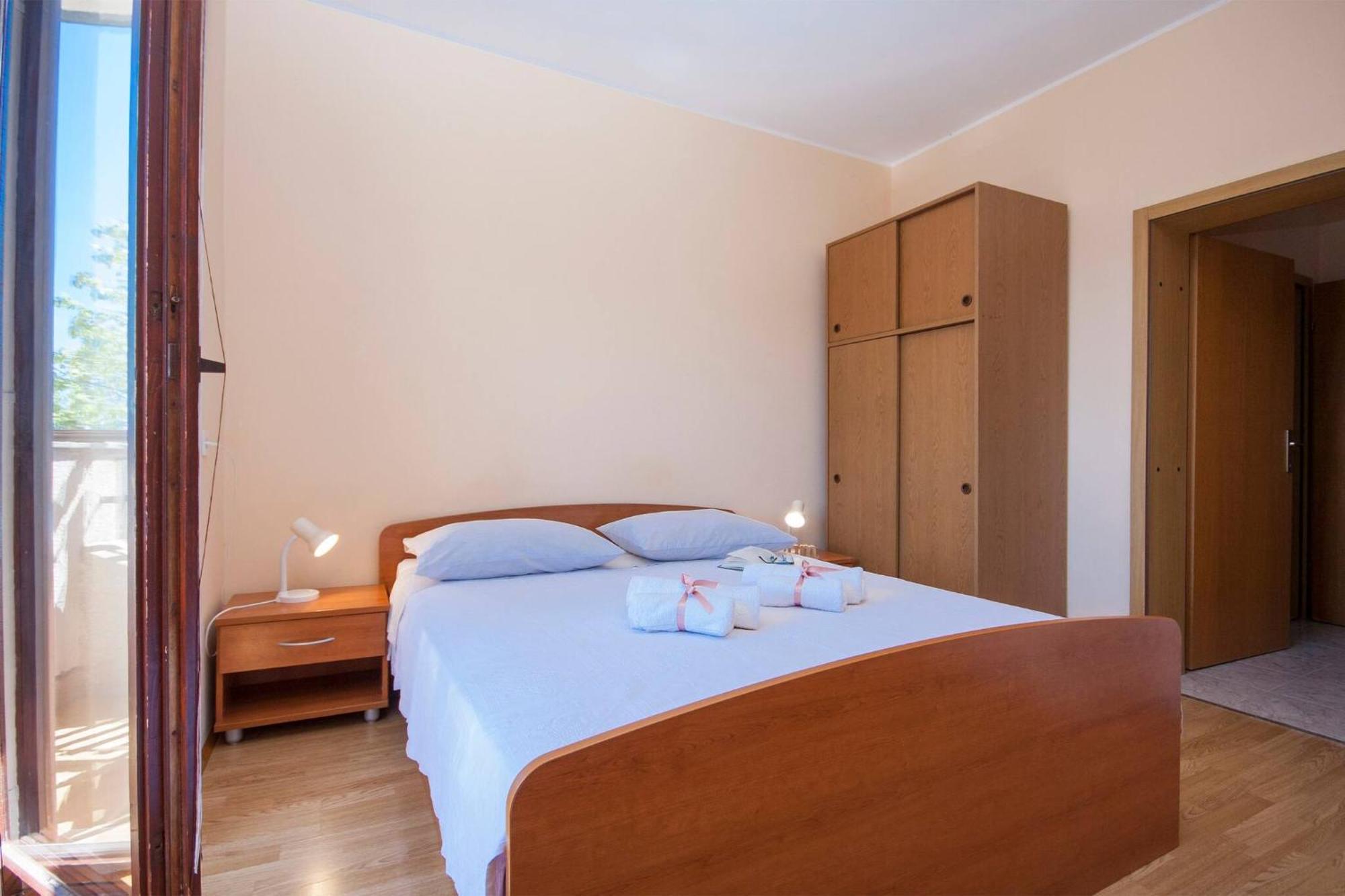 Family Apartments & Rooms Mikelin Primošten Eksteriør bilde