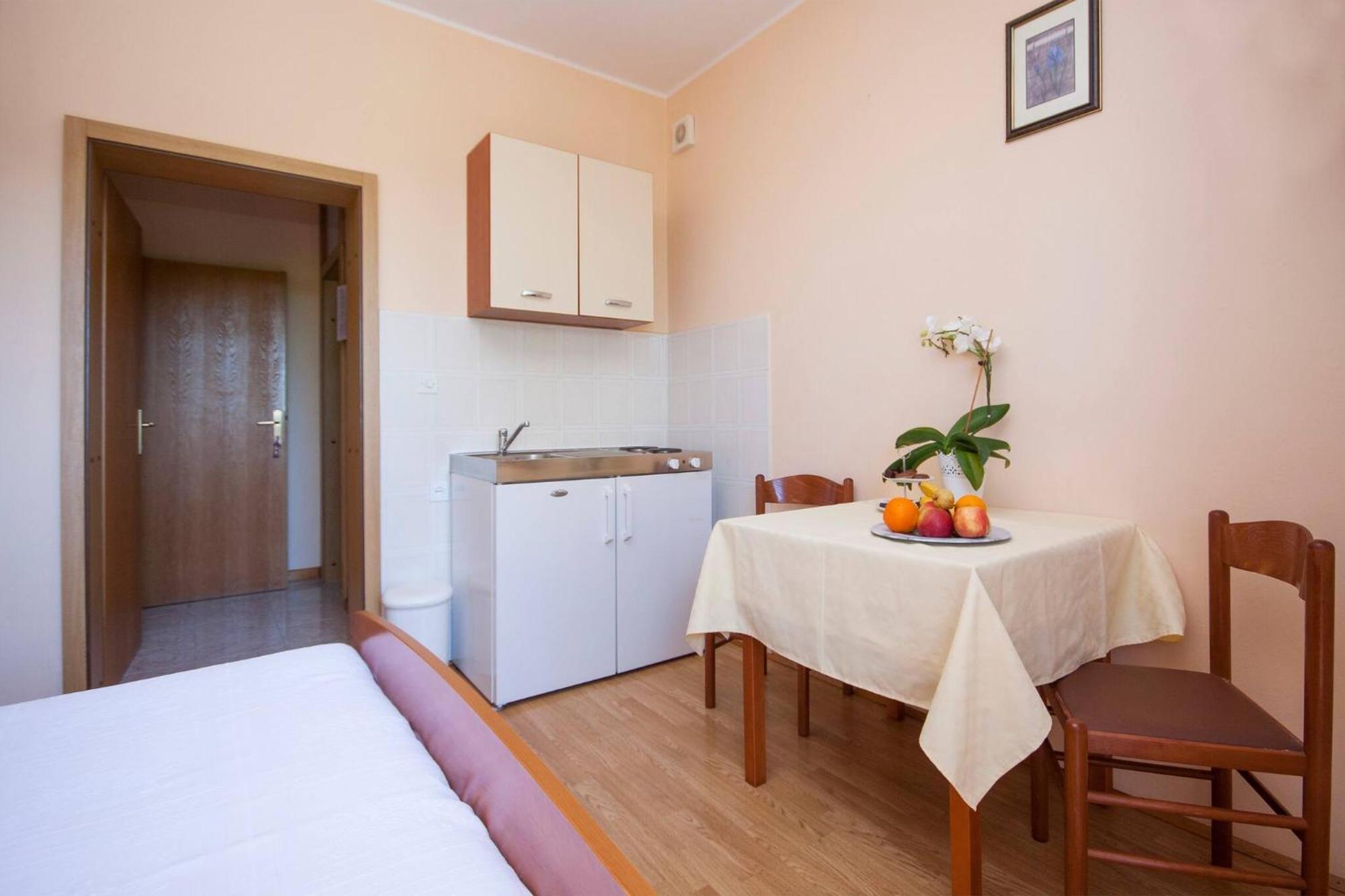 Family Apartments & Rooms Mikelin Primošten Eksteriør bilde