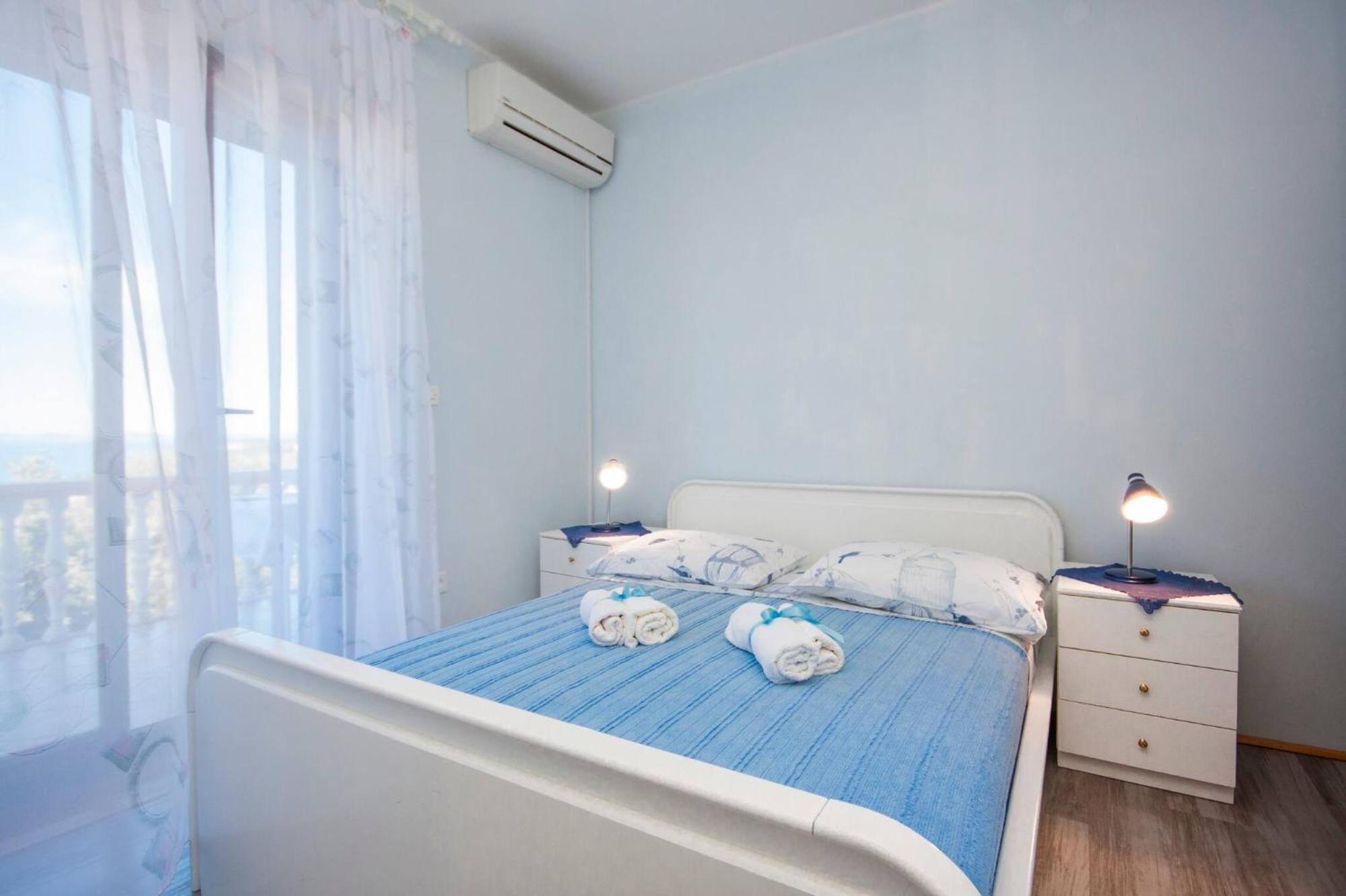 Family Apartments & Rooms Mikelin Primošten Eksteriør bilde