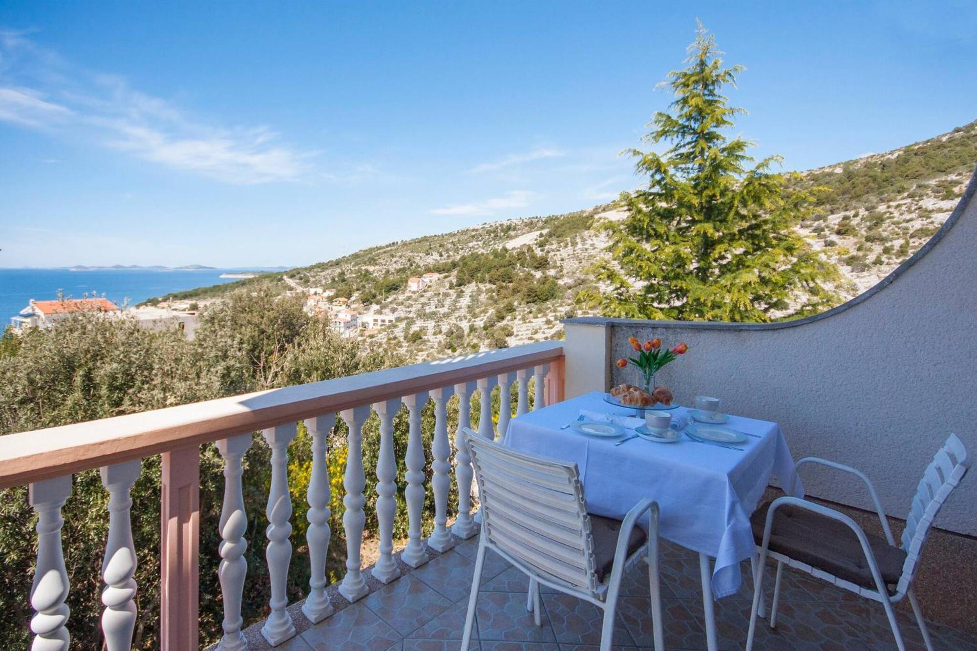 Family Apartments & Rooms Mikelin Primošten Eksteriør bilde