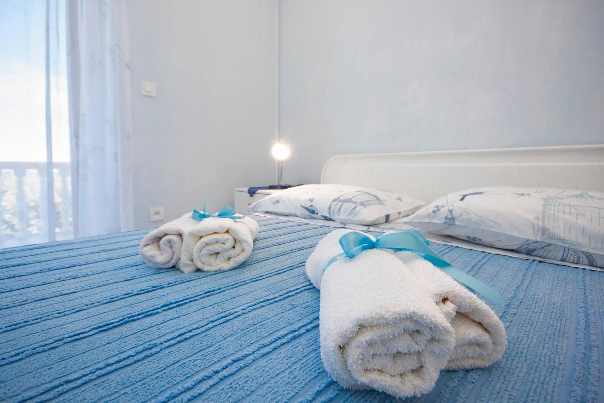 Family Apartments & Rooms Mikelin Primošten Eksteriør bilde