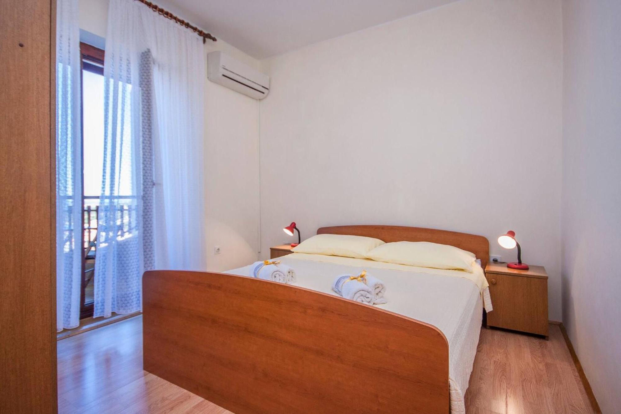 Family Apartments & Rooms Mikelin Primošten Eksteriør bilde