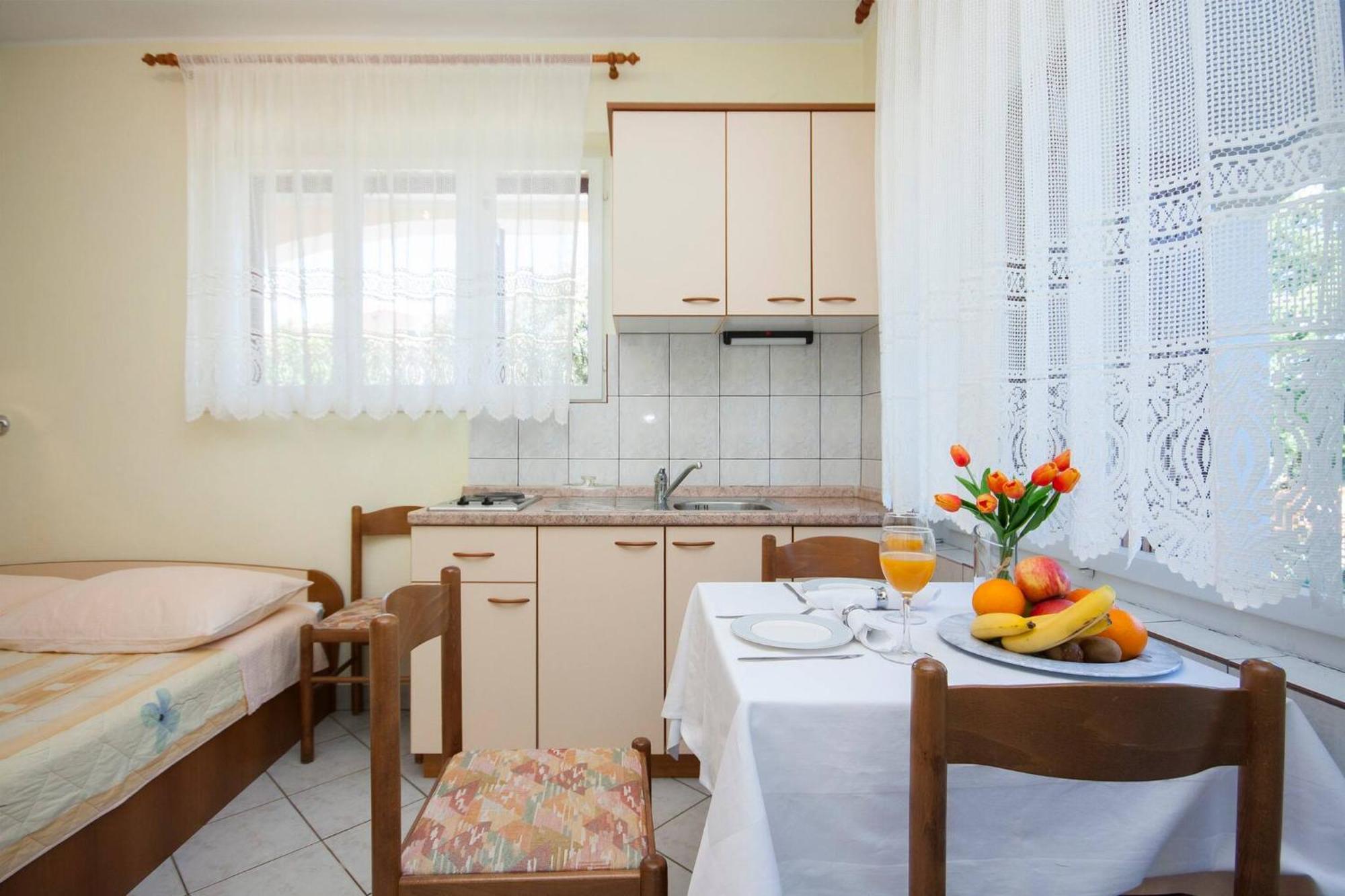 Family Apartments & Rooms Mikelin Primošten Eksteriør bilde
