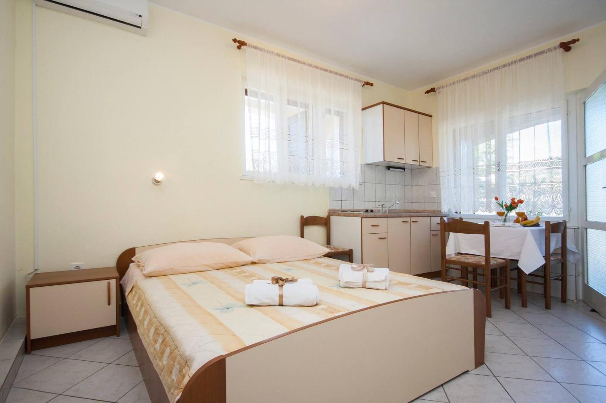 Family Apartments & Rooms Mikelin Primošten Eksteriør bilde