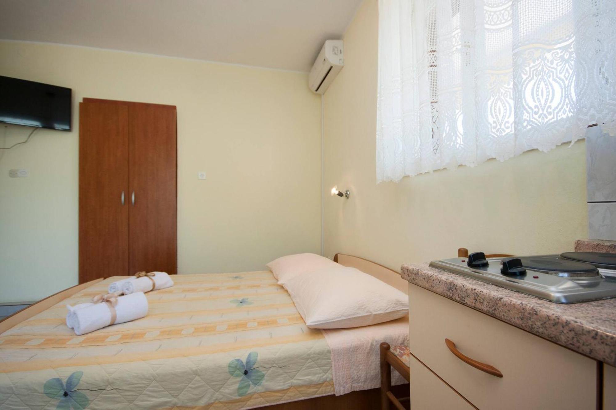 Family Apartments & Rooms Mikelin Primošten Eksteriør bilde