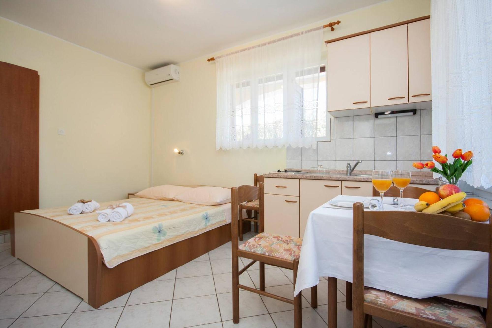 Family Apartments & Rooms Mikelin Primošten Eksteriør bilde